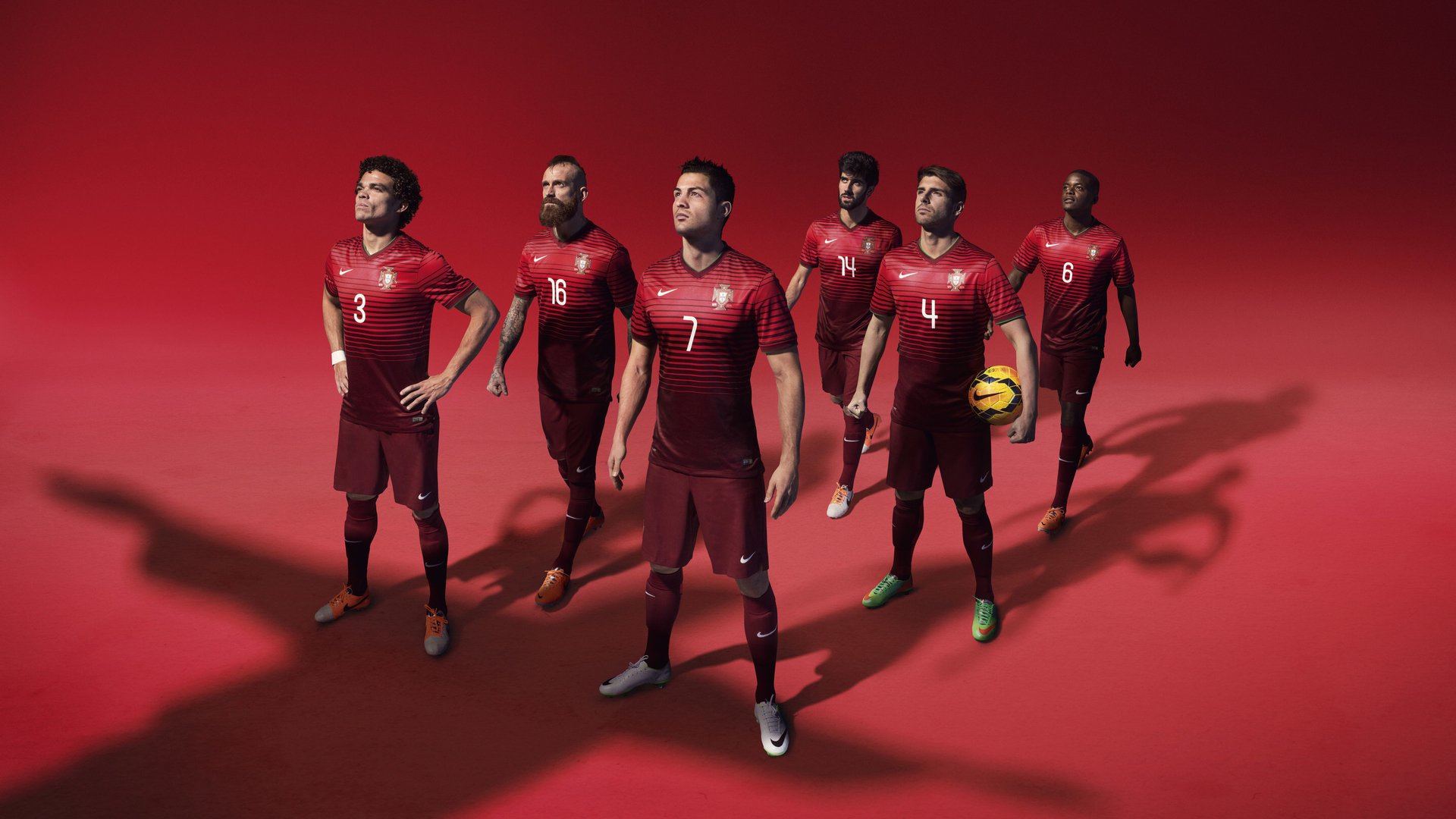 “热刺猛攻,阿仙奴坚守:香港赛场焦点对决”